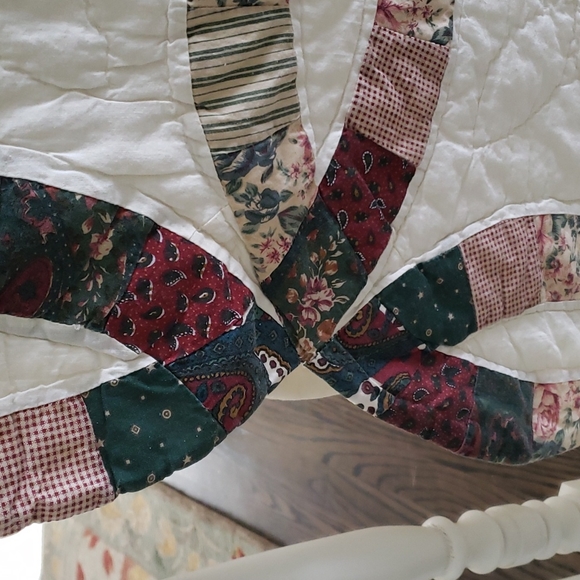 Twin scalloped edge patchwork quilt in ivory burgandy, green & tan. Approx 82x67 - Picture 6 of 7